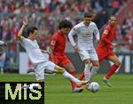 26.04.2025, Fussball 1. Bundesliga 2024/2025, 31. Spieltag,  FC Bayern Mnchen - 1.FSV Mainz 05, in der Allianz-Arena Mnchen. Serge Gnabry (FC Bayern Mnchen) setzt sich durch,


