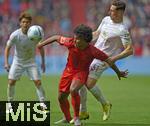 26.04.2025, Fussball 1. Bundesliga 2024/2025, 31. Spieltag,  FC Bayern Mnchen - 1.FSV Mainz 05, in der Allianz-Arena Mnchen. v.l. Serge Gnabry (FC Bayern Mnchen) gegen Dominik Kohr (FSV Mainz) 



