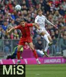 26.04.2025, Fussball 1. Bundesliga 2024/2025, 31. Spieltag,  FC Bayern Mnchen - 1.FSV Mainz 05, in der Allianz-Arena Mnchen. v.l. Josip Stanisic (Bayern Mnchen) gegen Nikolas Veratschnig (FSV Mainz) 


