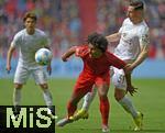 26.04.2025, Fussball 1. Bundesliga 2024/2025, 31. Spieltag,  FC Bayern Mnchen - 1.FSV Mainz 05, in der Allianz-Arena Mnchen. v.l. Serge Gnabry (FC Bayern Mnchen) gegen Dominik Kohr (FSV Mainz) 


