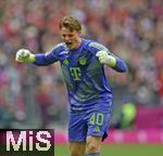 26.04.2025, Fussball 1. Bundesliga 2024/2025, 31. Spieltag,  FC Bayern Mnchen - 1.FSV Mainz 05, in der Allianz-Arena Mnchen. Torwart Jonas Urbig (FC Bayern Mnchen) jubelt.


