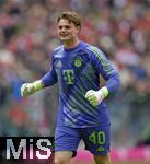 26.04.2025, Fussball 1. Bundesliga 2024/2025, 31. Spieltag,  FC Bayern Mnchen - 1.FSV Mainz 05, in der Allianz-Arena Mnchen. Torwart Jonas Urbig (FC Bayern Mnchen) jubelt.


