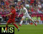 26.04.2025, Fussball 1. Bundesliga 2024/2025, 31. Spieltag,  FC Bayern Mnchen - 1.FSV Mainz 05, in der Allianz-Arena Mnchen. v.l. Min-jae Kim (Bayern Mnchen, Minjae Kim) gegen Paul Nebel (FSV Mainz) 



