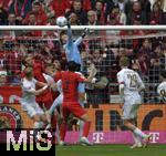 26.04.2025, Fussball 1. Bundesliga 2024/2025, 31. Spieltag,  FC Bayern Mnchen - 1.FSV Mainz 05, in der Allianz-Arena Mnchen. Torwart Robin Zentner (FSV Mainz) wehrt den Ball ab.


