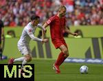 26.04.2025, Fussball 1. Bundesliga 2024/2025, 31. Spieltag,  FC Bayern Mnchen - 1.FSV Mainz 05, in der Allianz-Arena Mnchen. Paul Nebel  (FSV Mainz) gegen Konrad Laimer (FC Bayern Mnchen) 


