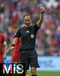 26.04.2025, Fussball 1. Bundesliga 2024/2025, 31. Spieltag,  FC Bayern Mnchen - 1.FSV Mainz 05, in der Allianz-Arena Mnchen. Schiedsrichter Bastian Dankert (Schwerin) zeigt mit dem Daumen nach oben,


