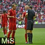 26.04.2025, Fussball 1. Bundesliga 2024/2025, 31. Spieltag,  FC Bayern Mnchen - 1.FSV Mainz 05, in der Allianz-Arena Mnchen. Harry Kane (FC Bayern Mnchen) diskutiert mit Schiedsrichter Bastian Dankert (Schwerin).


