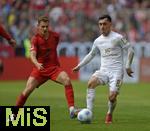 26.04.2025, Fussball 1. Bundesliga 2024/2025, 31. Spieltag,  FC Bayern Mnchen - 1.FSV Mainz 05, in der Allianz-Arena Mnchen. v.l. Josip Stanisic (Bayern Mnchen) gegen Paul Nebel (FSV Mainz) 


