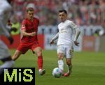 26.04.2025, Fussball 1. Bundesliga 2024/2025, 31. Spieltag,  FC Bayern Mnchen - 1.FSV Mainz 05, in der Allianz-Arena Mnchen. v.l. Josip Stanisic (Bayern Mnchen) gegen Paul Nebel (FSV Mainz) 


