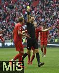 26.04.2025, Fussball 1. Bundesliga 2024/2025, 31. Spieltag,  FC Bayern Mnchen - 1.FSV Mainz 05, in der Allianz-Arena Mnchen. Harry Kane (FC Bayern Mnchen) diskutiert mit Schiedsrichter Bastian Dankert (Schwerin). Der zeigt hier jemandem anderem die gelbe Karte


