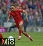 26.04.2025, Fussball 1. Bundesliga 2024/2025, 31. Spieltag,  FC Bayern Mnchen - 1.FSV Mainz 05, in der Allianz-Arena Mnchen. Sacha Boey (FC Bayern Mnchen) am Ball.


