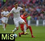 26.04.2025, Fussball 1. Bundesliga 2024/2025, 31. Spieltag,  FC Bayern Mnchen - 1.FSV Mainz 05, in der Allianz-Arena Mnchen. v.l. Dominik Kohr (FSV Mainz) gegen Michael Olise (FC Bayern Mnchen) 


