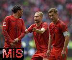 26.04.2025, Fussball 1. Bundesliga 2024/2025, 31. Spieltag,  FC Bayern Mnchen - 1.FSV Mainz 05, in der Allianz-Arena Mnchen. v.l. Leroy Sane (Bayern Mnchen), Konrad Laimer (FC Bayern Mnchen) und Joshua Kimmich (FC Bayern Mnchen) 


