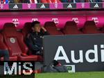 26.04.2025, Fussball 1. Bundesliga 2024/2025, 31. Spieltag,  FC Bayern Mnchen - 1.FSV Mainz 05, in der Allianz-Arena Mnchen. Min-jae Kim (Bayern Mnchen, Minjae Kim) nachdenklich auf der Bank.


