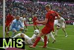 26.04.2025, Fussball 1. Bundesliga 2024/2025, 31. Spieltag,  FC Bayern Mnchen - 1.FSV Mainz 05, in der Allianz-Arena Mnchen. Konrad Laimer (FC Bayern Mnchen) mit einer Torchance gegen Torwart Robin Zentner (FSV Mainz) 


