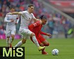 26.04.2025, Fussball 1. Bundesliga 2024/2025, 31. Spieltag,  FC Bayern Mnchen - 1.FSV Mainz 05, in der Allianz-Arena Mnchen. v.l. Dominik Kohr (FSV Mainz) gegen Michael Olise (FC Bayern Mnchen) 


