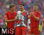 26.04.2025, Fussball 1. Bundesliga 2024/2025, 31. Spieltag,  FC Bayern Mnchen - 1.FSV Mainz 05, in der Allianz-Arena Mnchen. v.l. Thomas Mller (FC Bayern Mnchen) und Aleksandar Pavlovic (Bayern Mnchen)  


