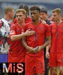 26.04.2025, Fussball 1. Bundesliga 2024/2025, 31. Spieltag,  FC Bayern Mnchen - 1.FSV Mainz 05, in der Allianz-Arena Mnchen. v.l. Joshua Kimmich (FC Bayern Mnchen) umarmnt Kingsley Coman (FC Bayern Mnchen) 


