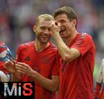 26.04.2025, Fussball 1. Bundesliga 2024/2025, 31. Spieltag,  FC Bayern Mnchen - 1.FSV Mainz 05, in der Allianz-Arena Mnchen. v.l. Konrad Laimer (FC Bayern Mnchen) und Thomas Mller (FC Bayern Mnchen) haben so Spass 


