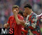 26.04.2025, Fussball 1. Bundesliga 2024/2025, 31. Spieltag,  FC Bayern Mnchen - 1.FSV Mainz 05, in der Allianz-Arena Mnchen. v.l. Thomas Mller (FC Bayern Mnchen) und Aleksandar Pavlovic (Bayern Mnchen)  nach dem Spiel


