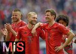 26.04.2025, Fussball 1. Bundesliga 2024/2025, 31. Spieltag,  FC Bayern Mnchen - 1.FSV Mainz 05, in der Allianz-Arena Mnchen. v.l. Konrad Laimer (FC Bayern Mnchen) und Thomas Mller (FC Bayern Mnchen) haben so Spass 


