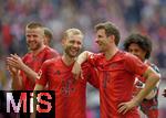 26.04.2025, Fussball 1. Bundesliga 2024/2025, 31. Spieltag,  FC Bayern Mnchen - 1.FSV Mainz 05, in der Allianz-Arena Mnchen. v.l. Konrad Laimer (FC Bayern Mnchen) und Thomas Mller (FC Bayern Mnchen) haben so Spass 


