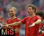 26.04.2025, Fussball 1. Bundesliga 2024/2025, 31. Spieltag,  FC Bayern Mnchen - 1.FSV Mainz 05, in der Allianz-Arena Mnchen. v.l. Konrad Laimer (FC Bayern Mnchen) und Thomas Mller (FC Bayern Mnchen) haben so Spass 


