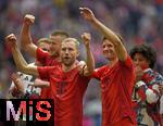 26.04.2025, Fussball 1. Bundesliga 2024/2025, 31. Spieltag,  FC Bayern Mnchen - 1.FSV Mainz 05, in der Allianz-Arena Mnchen. v.l. Konrad Laimer (FC Bayern Mnchen) und Thomas Mller (FC Bayern Mnchen) haben so Spass 


