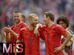 26.04.2025, Fussball 1. Bundesliga 2024/2025, 31. Spieltag,  FC Bayern Mnchen - 1.FSV Mainz 05, in der Allianz-Arena Mnchen. v.l. Konrad Laimer (FC Bayern Mnchen) und Thomas Mller (FC Bayern Mnchen) haben so Spass 


