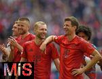 26.04.2025, Fussball 1. Bundesliga 2024/2025, 31. Spieltag,  FC Bayern Mnchen - 1.FSV Mainz 05, in der Allianz-Arena Mnchen. v.l. Konrad Laimer (FC Bayern Mnchen) und Thomas Mller (FC Bayern Mnchen) haben so Spass 


