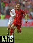 26.04.2025, Fussball 1. Bundesliga 2024/2025, 31. Spieltag,  FC Bayern Mnchen - 1.FSV Mainz 05, in der Allianz-Arena Mnchen. v.l. Nikolas Veratschnig (FSV Mainz) gegen Konrad Laimer (FC Bayern Mnchen) 


