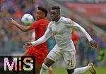 26.04.2025, Fussball 1. Bundesliga 2024/2025, 31. Spieltag,  FC Bayern Mnchen - 1.FSV Mainz 05, in der Allianz-Arena Mnchen. v.l. Kingsley Coman (FC Bayern Mnchen) gegen Danny da Costa (FSV Mainz) 


