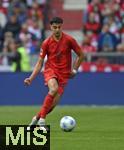 26.04.2025, Fussball 1. Bundesliga 2024/2025, 31. Spieltag,  FC Bayern Mnchen - 1.FSV Mainz 05, in der Allianz-Arena Mnchen. Aleksandar Pavlovic (Bayern Mnchen)  am Ball,



