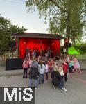 01.05.2025, Bad Wrishofen, Maifeuer im Dorf Stockheim im Unterallgu. Die Dorfgemeinschaft feiert den Einzug des Mai mit einem Musikfest und Feuerschalen.