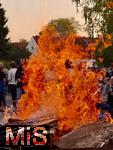 01.05.2025, Bad Wrishofen, Maifeuer im Dorf Stockheim im Unterallgu. Die Dorfgemeinschaft feiert den Einzug des Mai mit einem Musikfest und Feuerschalen.