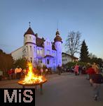 01.05.2025, Bad Wrishofen, Maifeuer im Dorf Stockheim im Unterallgu. Die Dorfgemeinschaft feiert den Einzug des Mai mit einem Musikfest und Feuerschalen. Hinten das Schlssle von Stockheim.