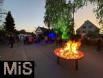 01.05.2025, Bad Wrishofen, Maifeuer im Dorf Stockheim im Unterallgu. Die Dorfgemeinschaft feiert den Einzug des Mai mit einem Musikfest und Feuerschalen.