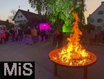01.05.2025, Bad Wrishofen, Maifeuer im Dorf Stockheim im Unterallgu. Die Dorfgemeinschaft feiert den Einzug des Mai mit einem Musikfest und Feuerschalen.