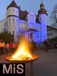 01.05.2025, Bad Wrishofen, Maifeuer im Dorf Stockheim im Unterallgu. Die Dorfgemeinschaft feiert den Einzug des Mai mit einem Musikfest und Feuerschalen. Hinten das Schlssle von Stockheim.