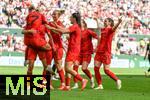 Die Frauen des FC Bayern Klara Bhl (17 FC Bayern) , Carolin Simon (30 FC Bayern) ,Lea Schller (11 Bayern) , Jovana Damnjanovic (9 Bayern) , uSydney Lohmann (12 FC Bayern) nd Sarah Zadrazil (25 FC Bayern) jubeln ber das Tor zum 2-0 beim DFB Pokalfinale FC Bayern Mnchen -SV Werder Bremen am 01.05.2025 in Kln.