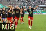 Pernille Harder (21 Bayern) , Magdalena Eriksson (5 FC Bayern) und Sarah Zadrazil (25 FC Bayern) feiern den DFB-Pokalsieg am 01.05.2025 in Kln