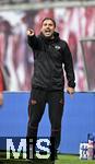 03.05.2025, Fussball 1. Bundesliga 2024/2025, 32. Spieltag, RB Leipzig - FC Bayern Mnchen, in der Red Bull Arena Leipzig, Trainer Zsolt Lw (RB Leipzig) gestikuliert.


