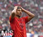 03.05.2025, Fussball 1. Bundesliga 2024/2025, 32. Spieltag, RB Leipzig - FC Bayern Mnchen, in der Red Bull Arena Leipzig, Serge Gnabry (FC Bayern Mnchen) schlgt die Hnde ber dem Kopf zusammen.


