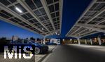 04.05.2025, Bayreuth, (Bayern), Die US-Firma Tesla hat hier einen Ladepark fr E-Autos an der Autobahn A9. An 20 modernen Schnell-Ladesulen knnen hier Teslafahrer und andere E-Auto-Fabrikate ihren Auto-Akku aufladen. Alle Stalls sind Supercharger Version V4. Auf der berdachung wurden Photovoltaik-Module zur Stromgewinnung angebracht. Ein blaues Model 3 steht beim Laden an der Sule.