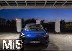 04.05.2025, Bayreuth, (Bayern), Die US-Firma Tesla hat hier einen Ladepark fr E-Autos an der Autobahn A9. An 20 modernen Schnell-Ladesulen knnen hier Teslafahrer und andere E-Auto-Fabrikate ihren Auto-Akku aufladen. Alle Stalls sind Supercharger Version V4. Auf der berdachung wurden Photovoltaik-Module zur Stromgewinnung angebracht. Ein blaues Model 3 steht beim Laden an der Sule.