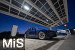 04.05.2025, Bayreuth, (Bayern), Die US-Firma Tesla hat hier einen Ladepark fr E-Autos an der Autobahn A9. An 20 modernen Schnell-Ladesulen knnen hier Teslafahrer und andere E-Auto-Fabrikate ihren Auto-Akku aufladen. Alle Stalls sind Supercharger Version V4. Auf der berdachung wurden Photovoltaik-Module zur Stromgewinnung angebracht. Ein blaues Model 3 steht beim Laden an der Sule.