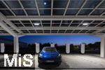 04.05.2025, Bayreuth, (Bayern), Die US-Firma Tesla hat hier einen Ladepark fr E-Autos an der Autobahn A9. An 20 modernen Schnell-Ladesulen knnen hier Teslafahrer und andere E-Auto-Fabrikate ihren Auto-Akku aufladen. Alle Stalls sind Supercharger Version V4. Auf der berdachung wurden Photovoltaik-Module zur Stromgewinnung angebracht. Ein blaues Model 3 steht beim Laden an der Sule.