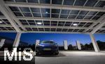 04.05.2025, Bayreuth, (Bayern), Die US-Firma Tesla hat hier einen Ladepark fr E-Autos an der Autobahn A9. An 20 modernen Schnell-Ladesulen knnen hier Teslafahrer und andere E-Auto-Fabrikate ihren Auto-Akku aufladen. Alle Stalls sind Supercharger Version V4. Auf der berdachung wurden Photovoltaik-Module zur Stromgewinnung angebracht. Ein blaues Model 3 steht beim Laden an der Sule.