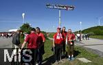 10.05.2025, Fussball 1. Bundesliga 2024/2025, 33. Spieltag, FC Bayern Mnchen - Borussia Mnchengladbach, in der Allianz-Arena Mnchen. Bayern posen mit vor dem neuen Schild des frisch eingeweihten Franz-Becherbauer-Platzes vor dem Stadion

