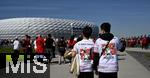 10.05.2025, Fussball 1. Bundesliga 2024/2025, 33. Spieltag, FC Bayern Mnchen - Borussia Mnchengladbach, in der Allianz-Arena Mnchen. Bayern Fans auf dem Weg ins Stadion, sie tragen das Trikot mit der #25 von Thomas Mller


